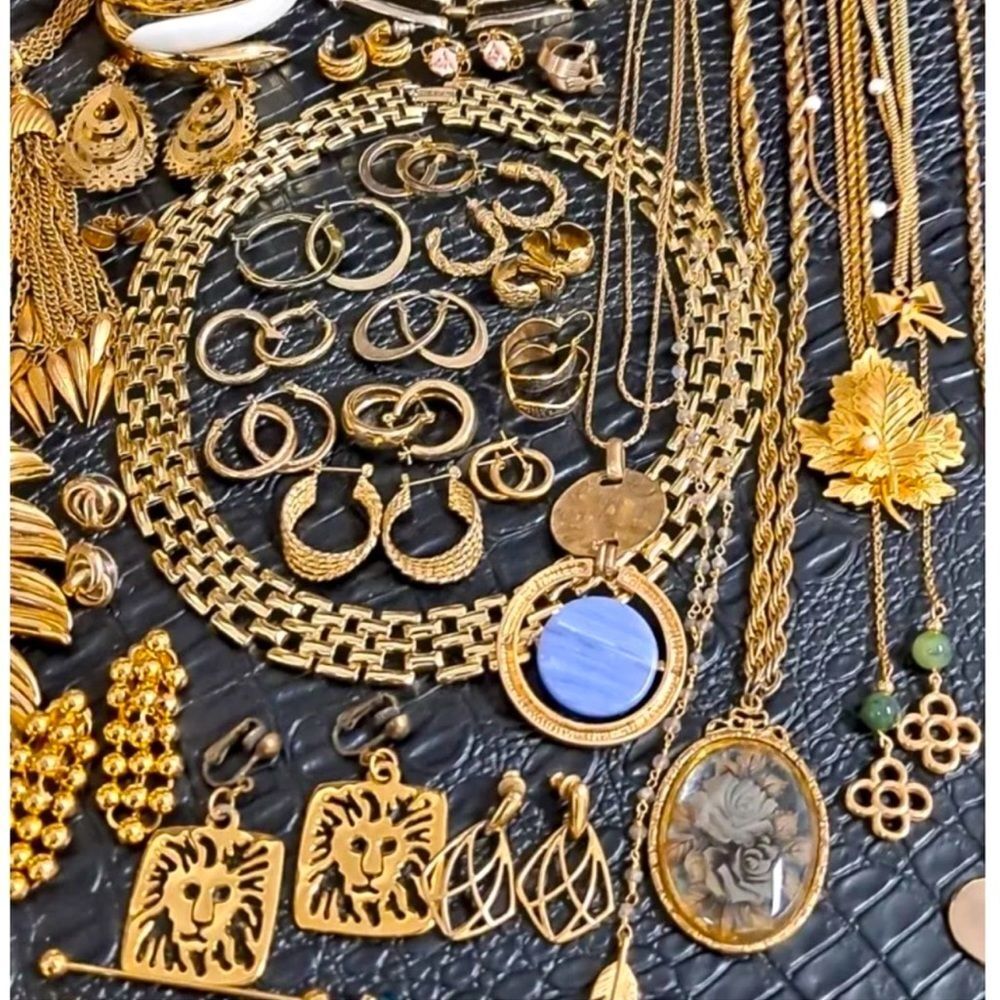 Huge 5 LB “POSH PERFECTLY” jewelry mystery box~ Gold & Silver jewelry - Picture 5 of 11